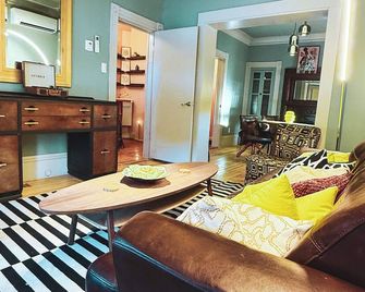 The Phoenix Lounge: Chic Heritage Flat in Halifax’s Heart - Halifax - Living room