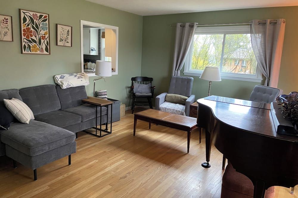 3-bedroom 2 bathroom house in Indiana, PA with WiFi, central AC/heat.