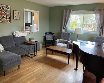 3-bedroom 1.5 bathroom house in Indiana, PA with WiFi, central AC/heat. - Indiana - Sala de estar