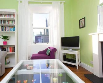 Bright And Modern Causewayside Apartment - Edinburgh - Living room