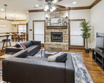 New! Gorgeous 4br Dakota Springs Home - Abilene - Living room