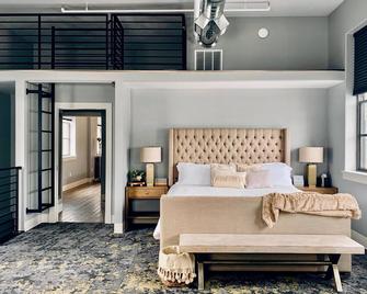 South Flat Luxury Suite - Full Kitchen, Adjustable King Bed, Full Bed In Loft - 로건 - 침실