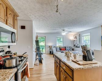 New- Tranquil & Gorgeous Countryside 3br/2bath Home on 1 Acre - 20 Min From Nashville! - Franklin - Kitchen