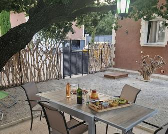 La Petite Maison Dans la Vigne - Gaujac - Patio