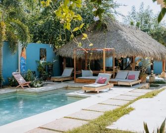 Surfnest Hostel - Brisas de Zicatela - Pool