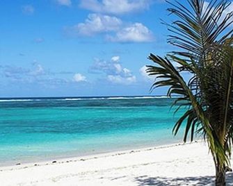 Spacious Villa with Pool and 10 Bedrooms in Quatre Cocos - Belle Mare - Beach