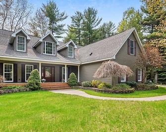 Walk To The Lake, Beach, Indoor Waterpark And Downtown - Mackinaw City - Building
