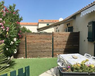 Maisonette + garden in Oléron for 2, Port du Douhet, beach opposite - Saint-Georges-d'Oléron - Binnenhof