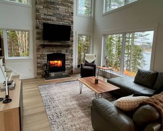 Riverside Retreat - Luxury getaway w/ hot tub - Browns Yard - Living room