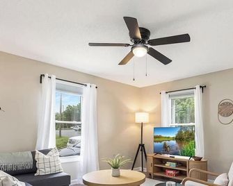 Charming Belmont Bungalow - 5 Min Walk to Downtown - Belmont