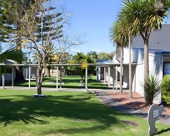Kiwi Airport Backpackers - Auckland - Building