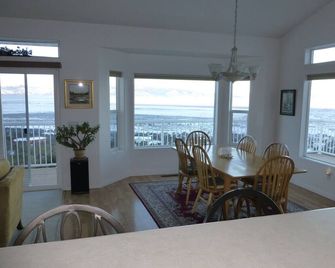 Great Views, Quiet Neighborhood, Comfortable Living & Pet Friendly! - Cedar City - Dining room