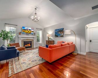 King Bed•hot Tub•game Room•walk To Dining, Shops & Autzen - Eugene - Living room