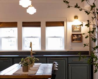 The Parlour House - 2 Blocks From Campus - 4bd 2ba - Urbana - Jídelna