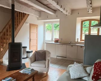 Clear blue autumn days, country and beach walks, cosy fire, medieval villages - Pleudihen-sur-Rance - Salon