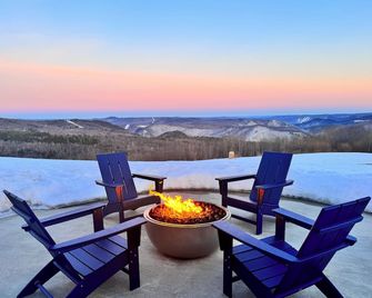 Blue Vista Motor Lodge - North Adams - Balcony