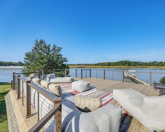 Riverfront Gem with Fire Pit in Eden - Eden - Balcony