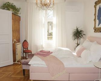Villa Garden - Charming 2-bedroom - with WiFi and AC in Budapest +free parking - Budapest - Bedroom