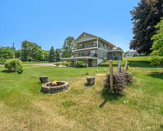 Beautiful Cottage Overlooking Bear Lake - Bear Lake - Building