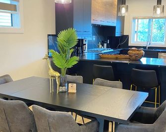 New Luxury Family Friendly Entire House Near Downtown Wem, 3 Bedrooms - Edmonton - Salle à manger