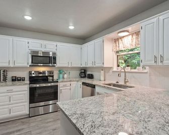 Entire 3 Bedroom House Near Bike Trails! - Bella Vista - Cocina
