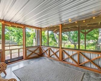Creek Side Treehouse - Belton - Balkon