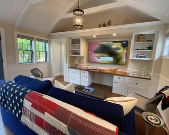 Luxurious New Cottage! 5-Min. Walk To Main St. And Harbor Beaches - Nantucket - Living room