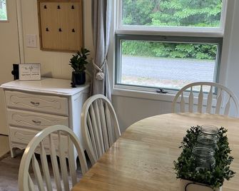The Hideaway of Crooked Lake - Alanson - Dining room