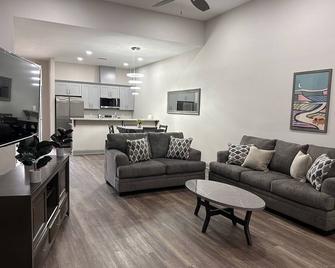 Charming 2-bedroom condo - Denham Springs - Obývací pokoj