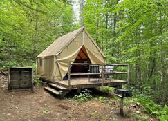 Base Camp Glamping @ Hidden Ridge - Barnet - Vista del exterior