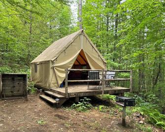 Base Camp Glamping @ Hidden Ridge - Barnet - Vista del exterior
