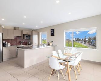 Townhouse close to CBD with onsite parking and garaging - Christchurch - Cucina