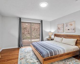 Stylish and Accessible Six Bedroom Home in Wexford/Pittsburg With Kids Amenities - Wexford - Bedroom