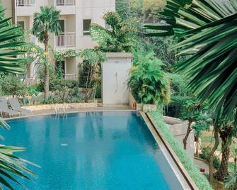 Comfortable And Cozy Studio (No Kitchen) Apartment At Mustika Golf Residence - Jakarta - Pool