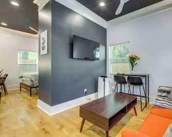 East Point Gem: 8 Mi to Dtwn Atlanta! - East Point - Living room