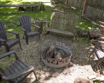 Two Bed Two Bathroom Cabin with kitchenette area - Williams Bay - Patio