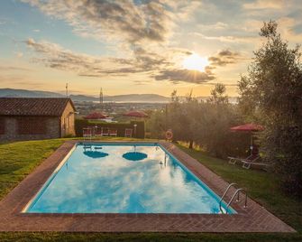 Farmhouse near Lucca. Apartment with swimming pool, vineyards and olive trees - Montecarlo - Bazén