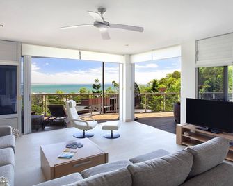 Peppers Noosa Resort & Villas - Noosa Heads - Living room