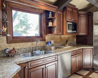 The Ponderosa On Chalk Creek Creekside Mountain Home - Nathrop - Cocina