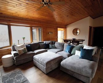 Cozy 3-bedroom cabin in charming Crosslake with WiFi and AC - Crosslake - Living room