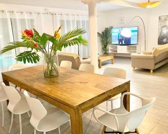 Villa Magellan, walkable Orient Bay beach, private pool - Baie-Orientale - Dining room