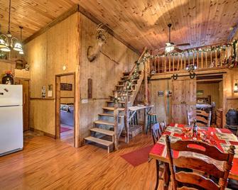 The Bovard Lodge Rustic Cabin Near Ohio River! - Florence - Dining room