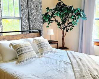 Quiet Downtown Apt w/ Fireplace - Waterville - Bedroom