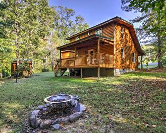 Porch and Fire Pit Rustic Log Cabin in Smokies! - Cosby - Building