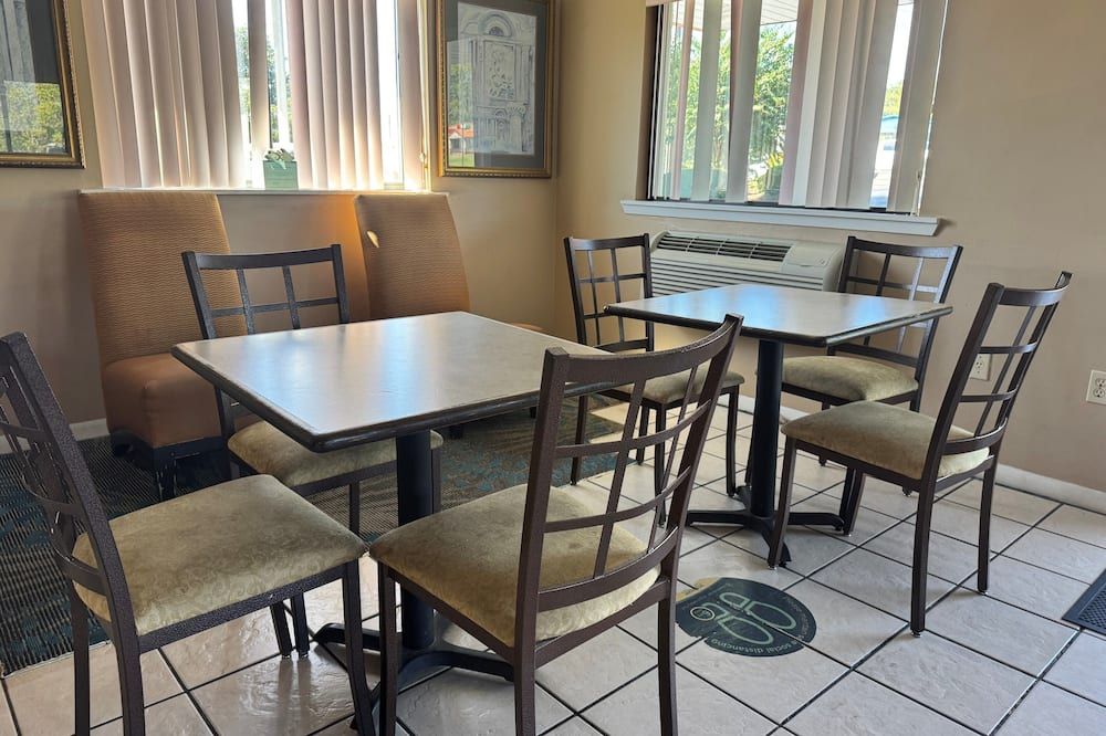 Super 8 by Wyndham Laurel