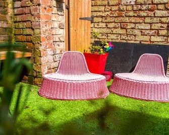 Enjoy the Pause Holiday Home, A Quiet City Centre, 2 Double Bed, Free Parking, Manchester Airport 50 min drive - Chester - Innenhof