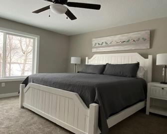 Year-round relaxation with lots of space and all the comforts of home! - Saint Francis - Bedroom