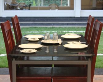 Nikhara Estate and Resort - Sakleshpur - Dining room