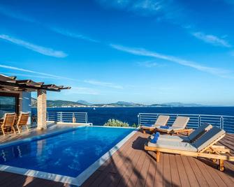 Iris Villas Lefkada - Karavi Villa with private sea access - Sivota - Piscina