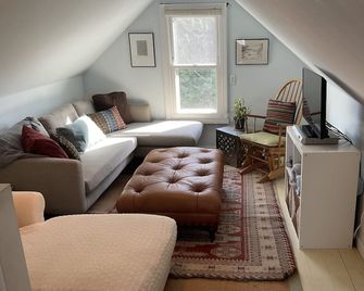 Cozy Year Round Cottage..3min Walk To Beach! Outfitted For A Stress Free Getaway - Westbrook - Wohnzimmer